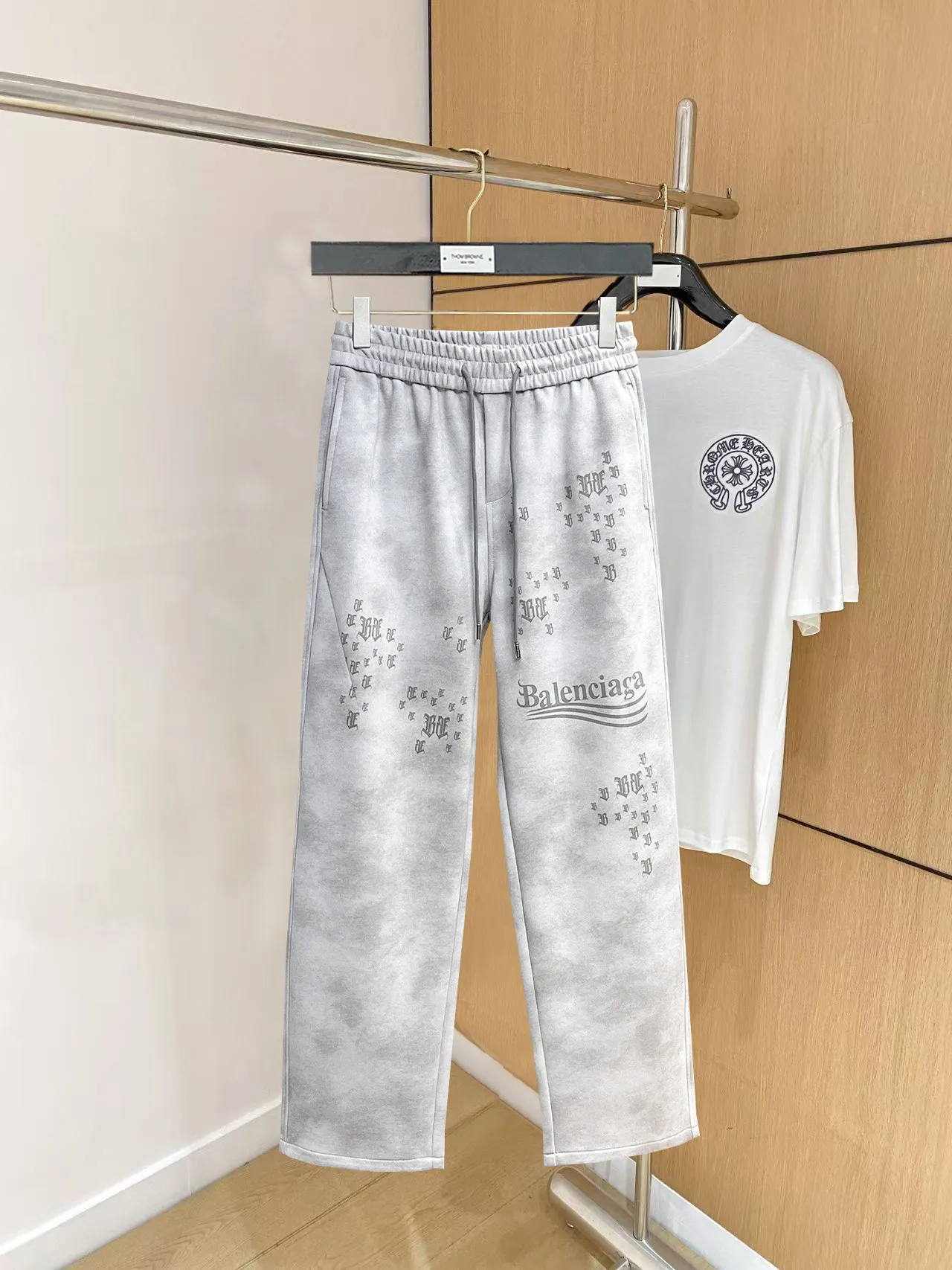 Balenciaga 🆕2026 Autumn and Winter New Arrival trousers and casual pants🎁 are on sale simultaneously on the official website. Brand Classic LOGO casual pants, customized fabrics, excellent comfort and strong touch. Highly recognisable, perfect appearance and craftsmanship. Size:M-3XL